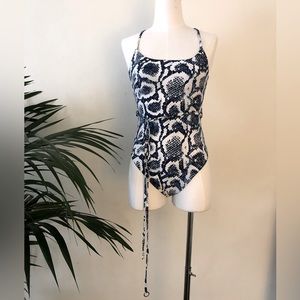 Super sexy snakeskin swimsuit size S 🐍💙